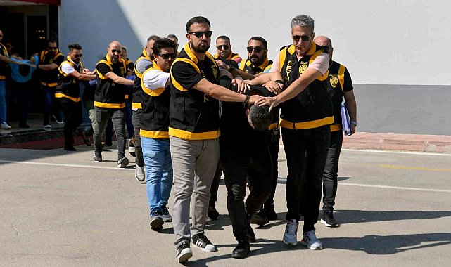 Adana'da haraç isteyen çeteye operasyon: 12 silah ile 54 bin hap ele geçirildi