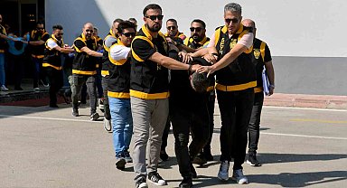 Adana'da haraç isteyen çeteye operasyon: 12 silah ile 54 bin hap ele geçirildi