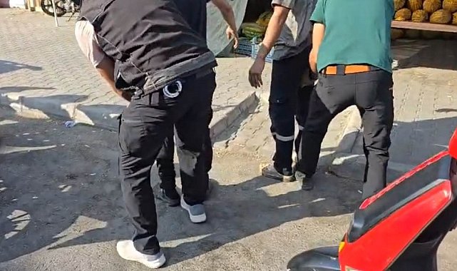 Adana'da narkotik polisleri okul önlerinde görevde