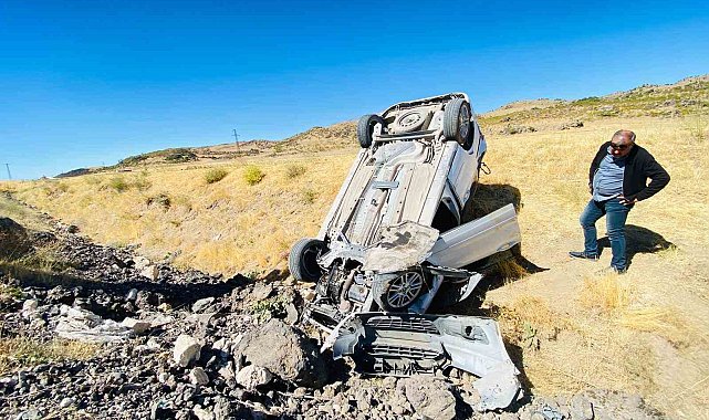 Adilcevaz'da hafif ticari araç takla attı: 1 yaralı