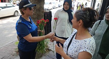 Adıyaman Belediyesi zabıtası esnafa kırmızı karanfil dağıttı