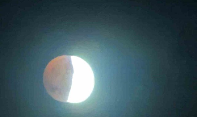 Adıyaman'da "Kanlı Ay" gökyüzünü kızıl renge bürüdü