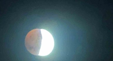 Adıyaman'da "Kanlı Ay" gökyüzünü kızıl renge bürüdü