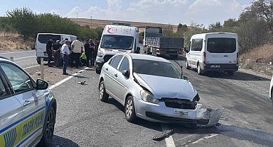 Adıyaman'da U dönüşü yapmak isteyen otomobile araçlar çarptı: 3 yaralı