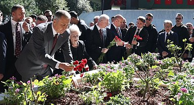 Adnan Menderes ve dava arkadaşları mezarları başında anıldı