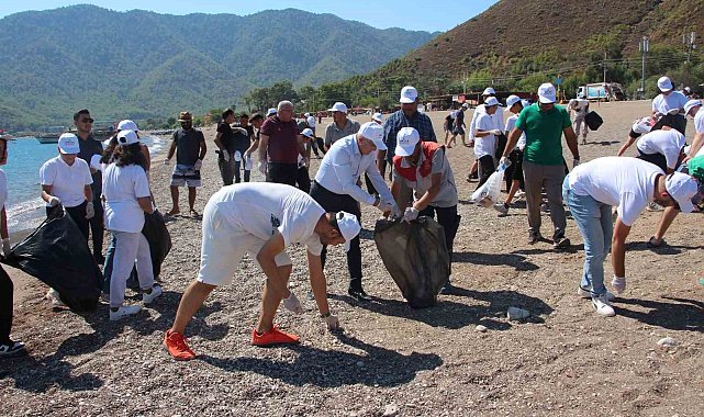 Adrasan'da yaz tatilinin ardından boş kalan plajı temizlediler