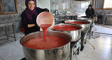 Afetzede kadınların ürettiği domates salçası aile ekonomisine katkı sağlıyor