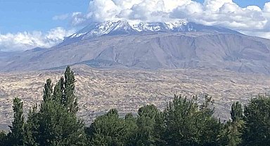 Ağrı Dağı'na mevsimin ilk karı yağdı