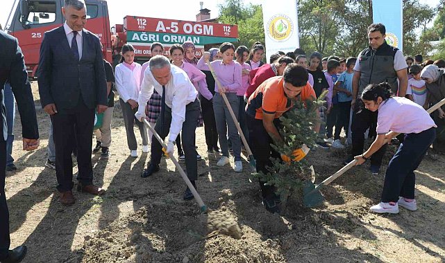 Ağrı Milli Eğitim Müdürü Kökrek, öğrencilerle birlikte 'Yeşil Vatan' için fidan dikti