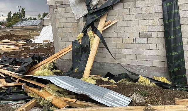 Ağrı'da fırtına çatıları uçurdu: 74 yapı zarar gördü