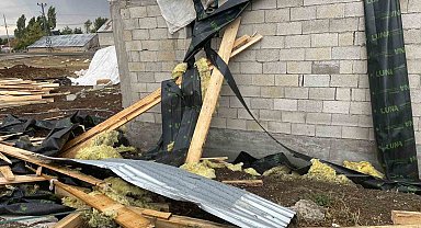 Ağrı'da fırtına çatıları uçurdu: 74 yapı zarar gördü