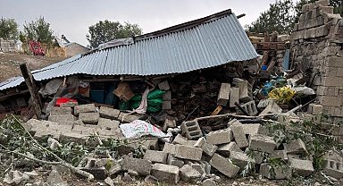 Ağrı'da fırtına çatıları uçurdu, evler ve ahırlar zarar gördü