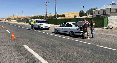 Ağrı'da jandarmadan huzur uygulaması: 3 şahıs ve 7 düzensiz göçmen yakalandı