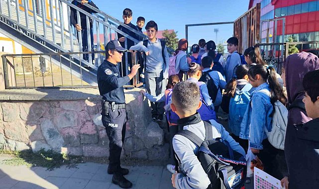 Ağrı'da polis ekipleri okul çevrelerinde denetimlerini sürdürüyor