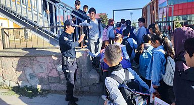 Ağrı'da polis ekipleri okul çevrelerinde denetimlerini sürdürüyor