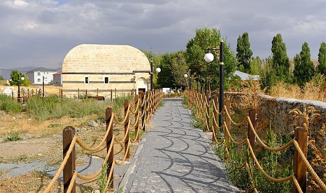 Ağrı'da tarihi Hamur Kümbeti restore edildi