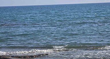 Ailesiyle birlikte geldiği sahilde denize giren adam boğuldu