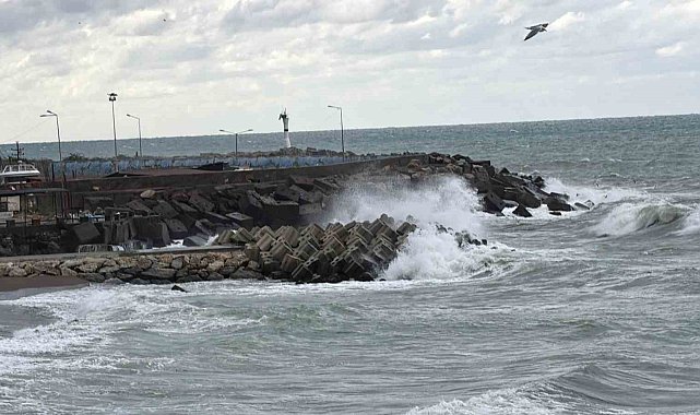 Akçakoca'da fırtına etkili oluyor