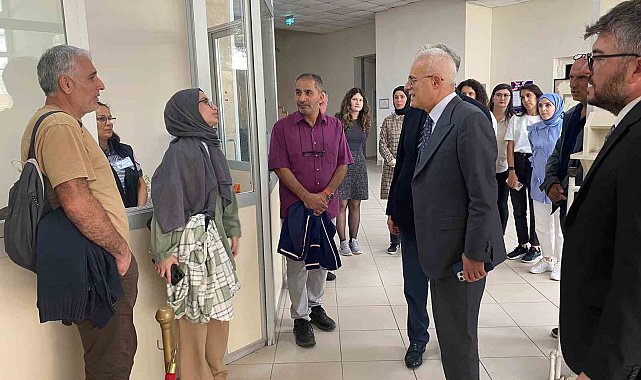 Akçakoca'ya gelen öğrencilerle buluştu