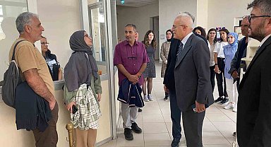 Akçakoca'ya gelen öğrencilerle buluştu