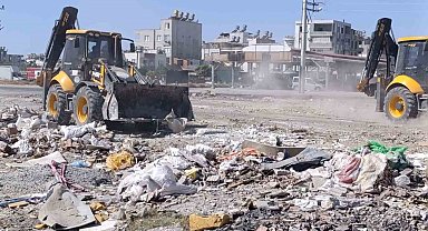 Akdeniz Belediyesi 4 mahalleden 20 kamyon atık topladı