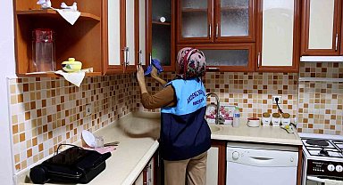 Akdeniz Belediyesinin evde temizlik hizmeti sürüyor