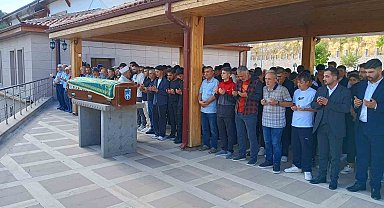 Akranı tarafından bıçakla öldürülen çocuk son yolcuğuna uğurlandı