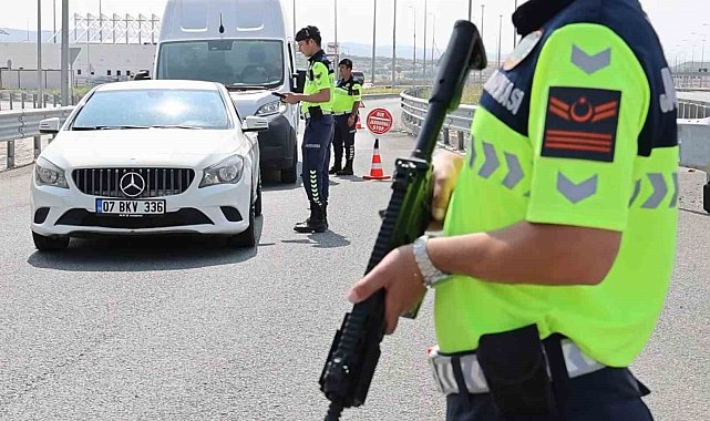Aksaray trafik jandarması otoyolda denetimde
