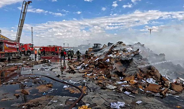 Aksaray'da geri dönüşüm tesisinde yangın paniği
