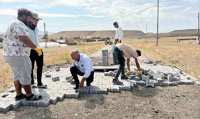 Akyaka'da köy içi yollar kilit parke taş döşeniyor