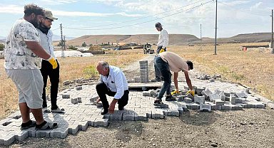 Akyaka'da köy içi yollar kilit parke taş döşeniyor