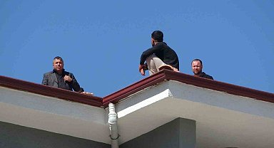 Alacağını alamadı çatıya çıktı, polis yiyecek verip indirdi
