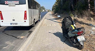 Alanya'da midibüsle çarpışan motosikletli yaralandı
