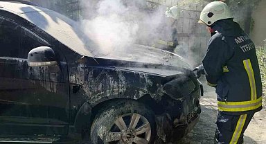 Alanya'da park halindeki otomobil alevlere teslim oldu