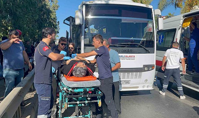 Alanya'da tur otobüsüyle yolcu midibüsü çarpıştı: 2'si ağır 15 yaralı