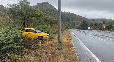 Alaplı'da ticari taksi aydınlatma direğine çarptı: 1 yaralı