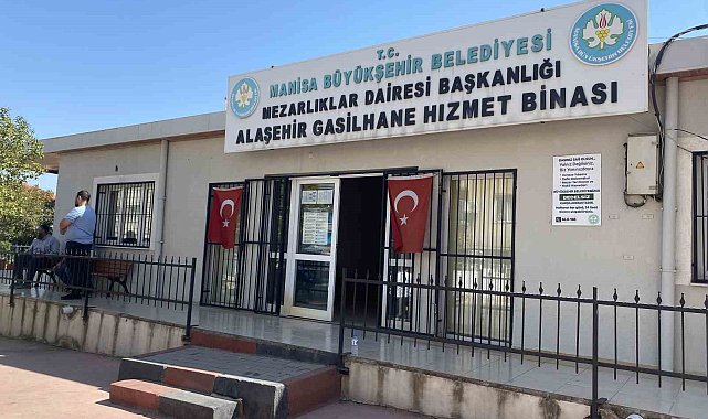 Alaşehir'de evinin bahçesinde ağaç kesmeye çalışan adam feci şekilde can verdi