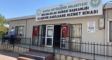 Alaşehir'de evinin bahçesinde ağaç kesmeye çalışan adam feci şekilde can verdi