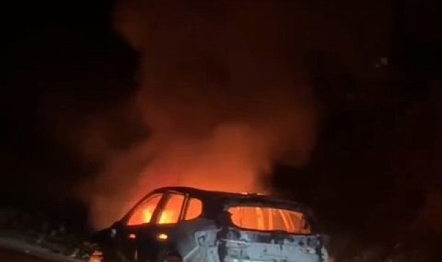 Alev alev yanan otomobil kullanılamaz hale geldi