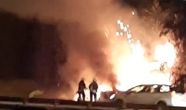 Alev alev yanan otomobil kullanılamaz hale geldi