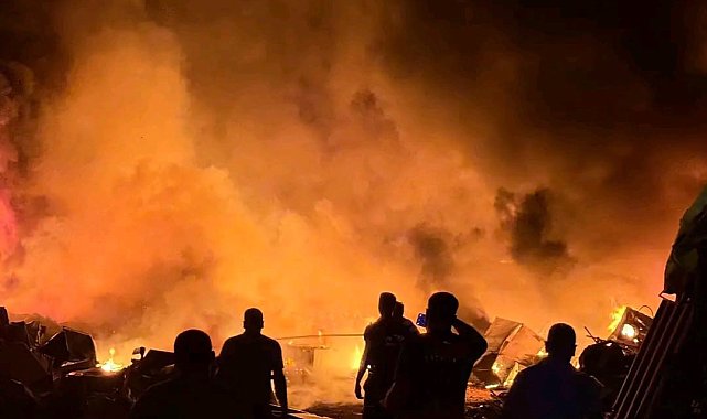 Alevlere teslim olan hurdalık alanda çıkan yangın geceyi aydınlattı