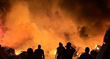 Alevlere teslim olan hurdalık alanda çıkan yangın geceyi aydınlattı