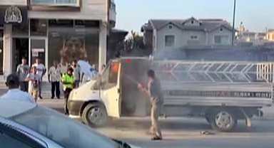 Alevlere teslim olan kamyonetteki yangına kolayla müdahale ettiler