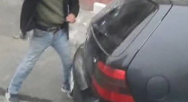 Alkollü şahıs hakaretler yağdırdığı esnafın aracına zarar verdi