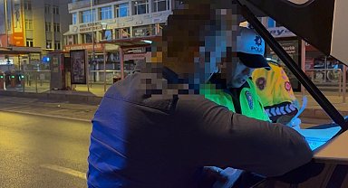 Alkollü sürücü ters yönden ilerleyerek, servis aracına çarptı