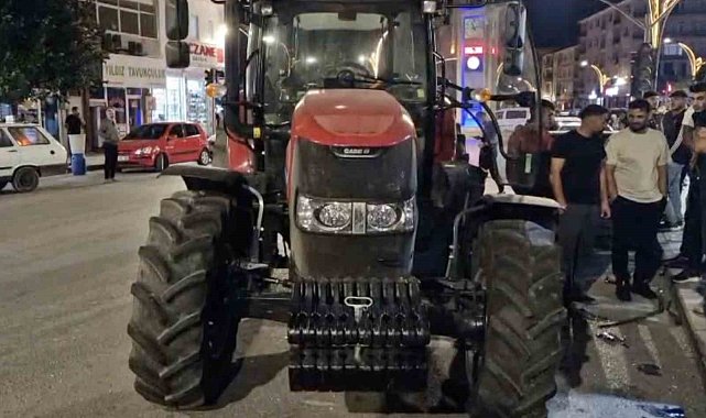 Alkollü traktör sürücüsü 3 araca çarparak durabildi: O anlar kamerada