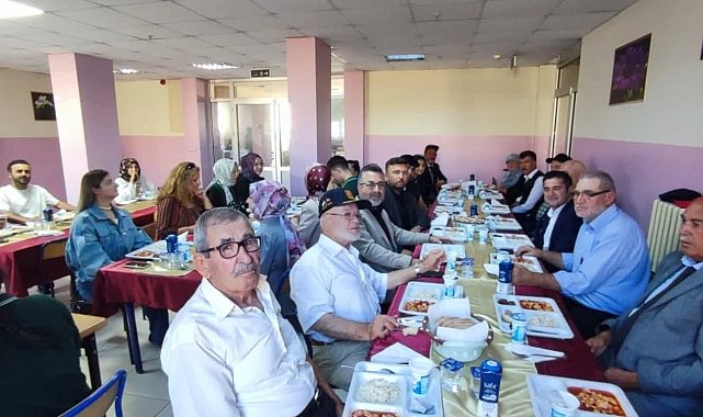 Altıntaş'ta öğretmen ve öğrenciler gazilerle bir araya geldi