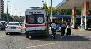 Ambulans kazaya karıştı, sağlıkçılar muhabirin görevini engelledi