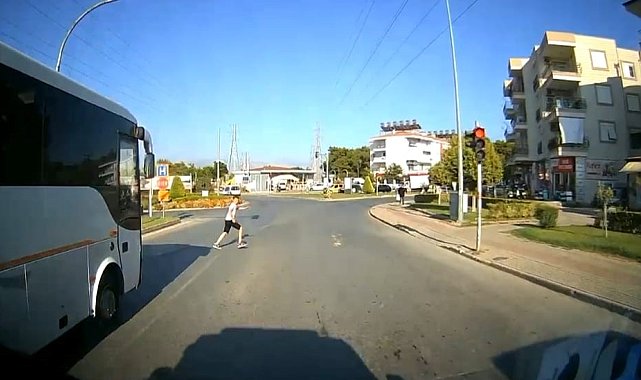 Ambulans şoförünün dikkati 1 dakikada 2 kazayı önledi