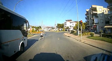 Ambulans şoförünün dikkati 1 dakikada 2 kazayı önledi